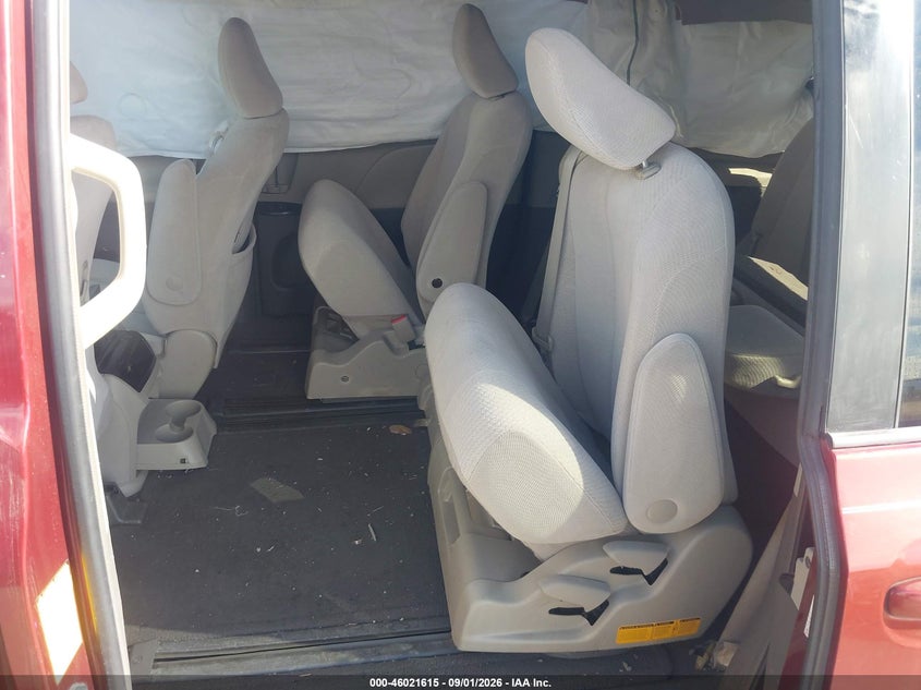 2011 TOYOTA SIENNA auction photo 8