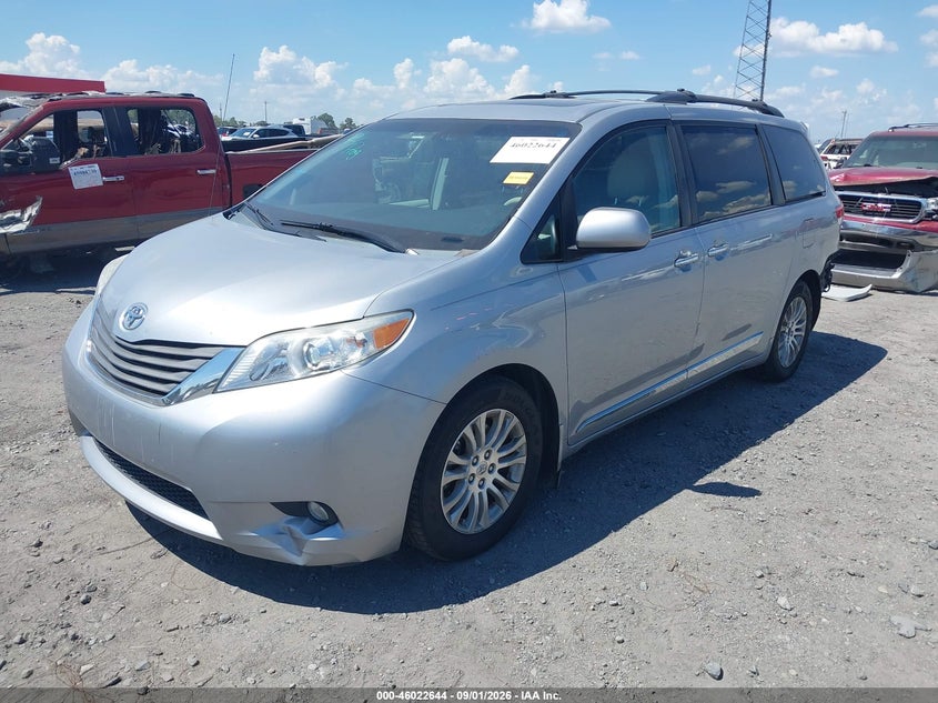 2014 Toyota Sienna, Left & Right Side, IAAI, VIN 5TDYK3DC9ES458028 — photo 2