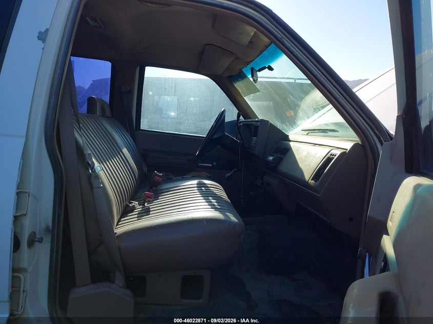 1993 CHEVROLET SUBURBAN auction photo 5