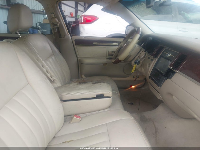 LINCOLN TOWN CAR 2006 VIN 1LNHM81V56Y623930