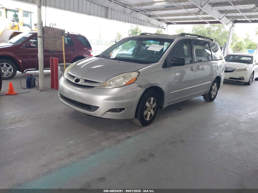 2007 TOYOTA SIENNA auction photo 2