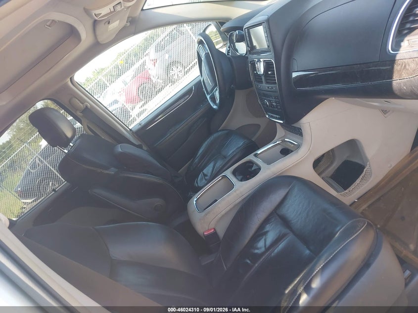 2011 CHRYSLER TOWN & COUNTRY auction photo 5