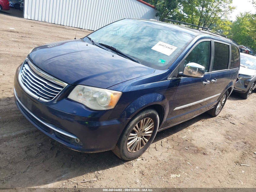 2013 CHRYSLER TOWN & COUNTRY auction photo 2