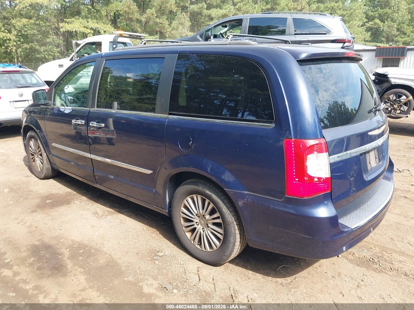 2013 CHRYSLER TOWN & COUNTRY auction photo 3
