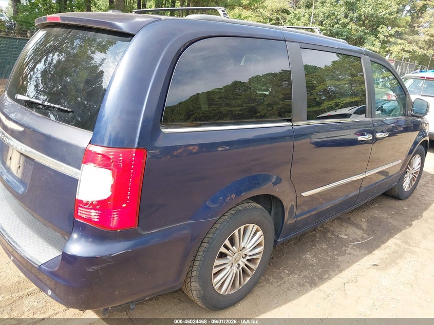 2013 CHRYSLER TOWN & COUNTRY auction photo 4
