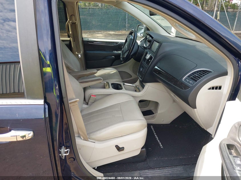 2013 CHRYSLER TOWN & COUNTRY auction photo 5
