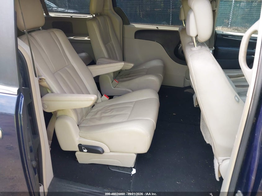 2013 CHRYSLER TOWN & COUNTRY auction photo 8
