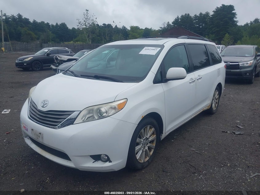 2011 TOYOTA SIENNA auction photo 2