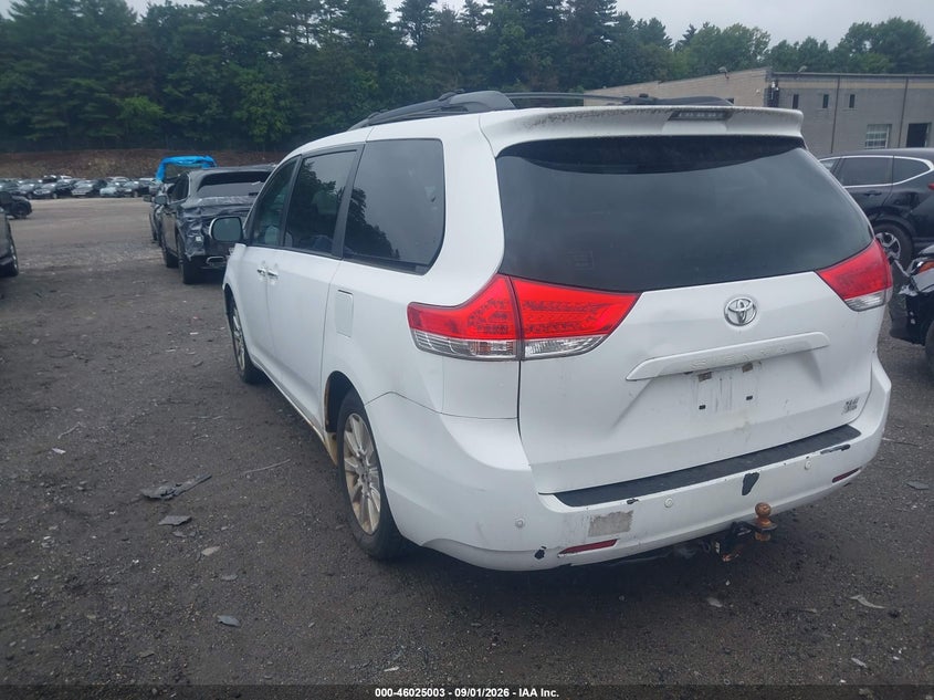 2011 TOYOTA SIENNA auction photo 3