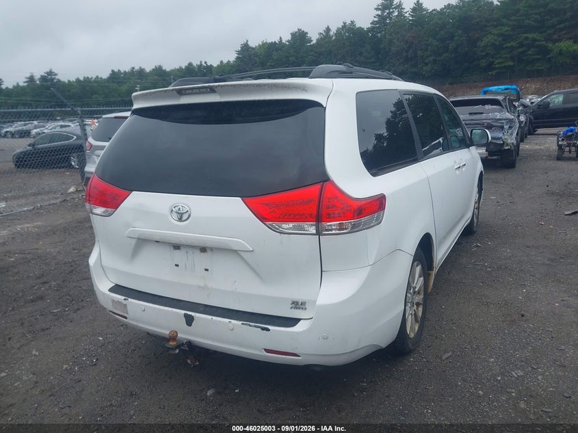 2011 TOYOTA SIENNA auction photo 4