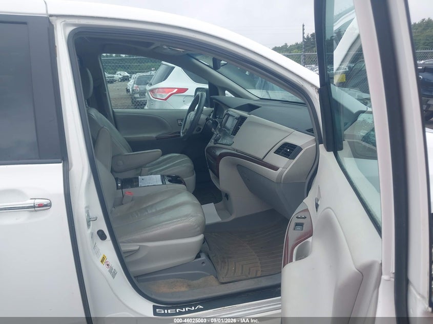 2011 TOYOTA SIENNA auction photo 5