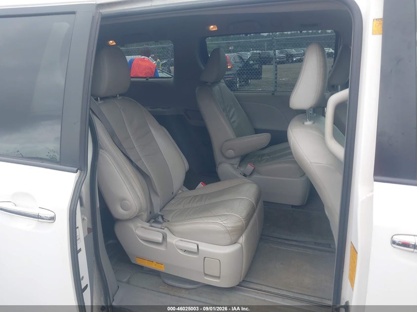 2011 TOYOTA SIENNA auction photo 8