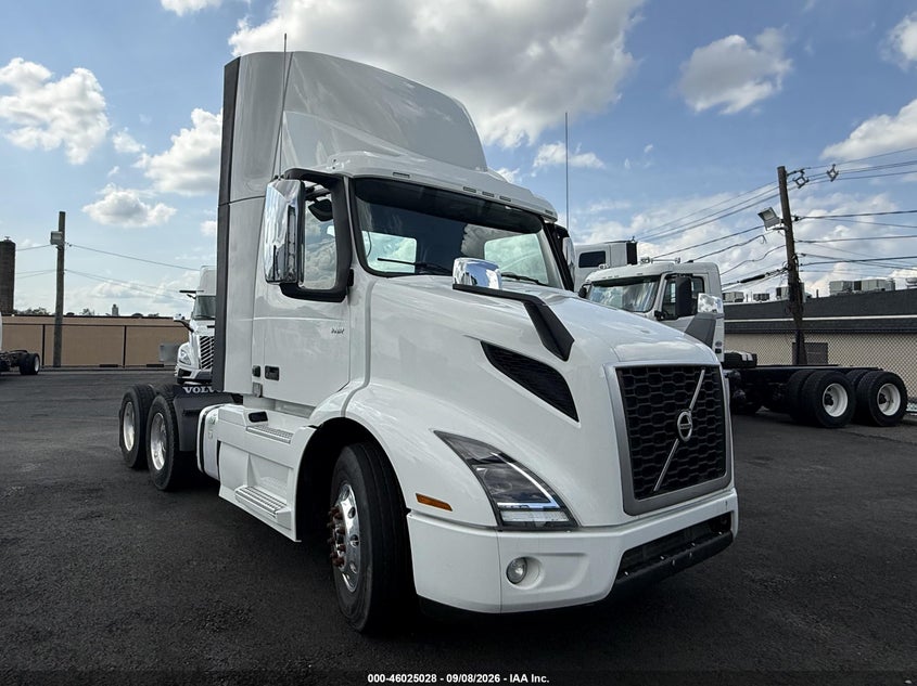 2019 VOLVO VNR64T auction photo 2