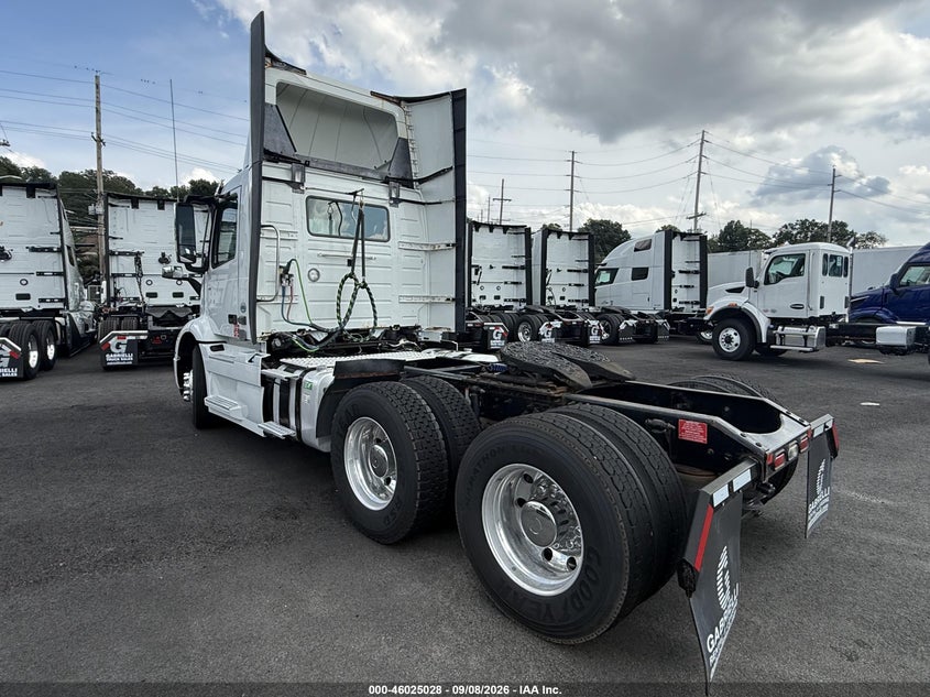 2019 VOLVO VNR64T auction photo 3