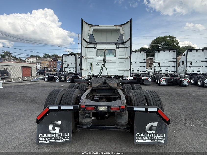 2019 VOLVO VNR64T auction photo 4