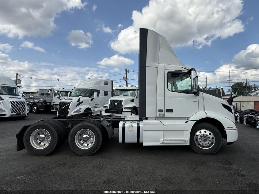 2019 VOLVO VNR64T auction photo 5