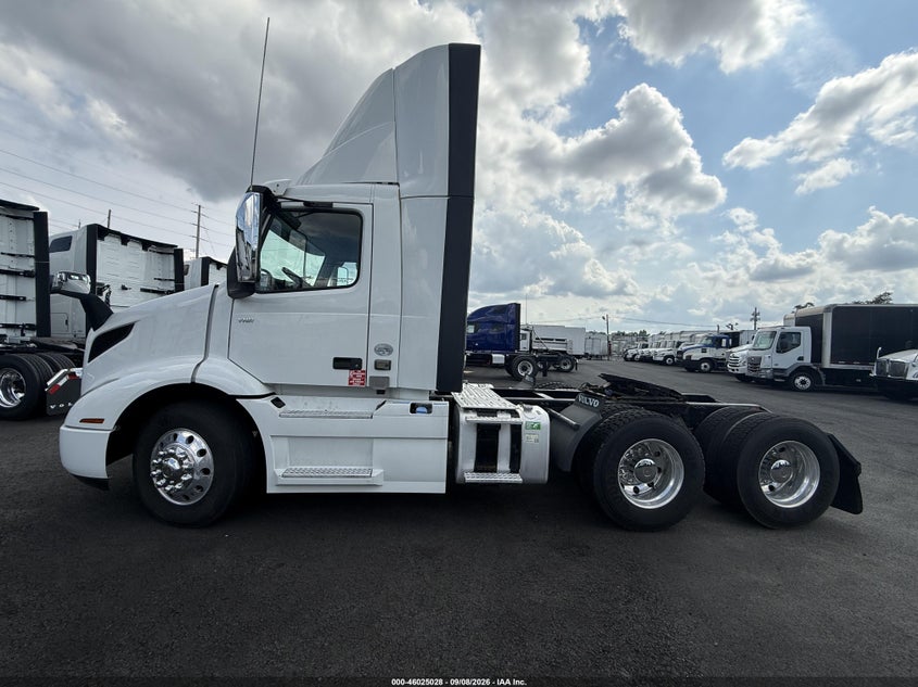 2019 VOLVO VNR64T auction photo 6