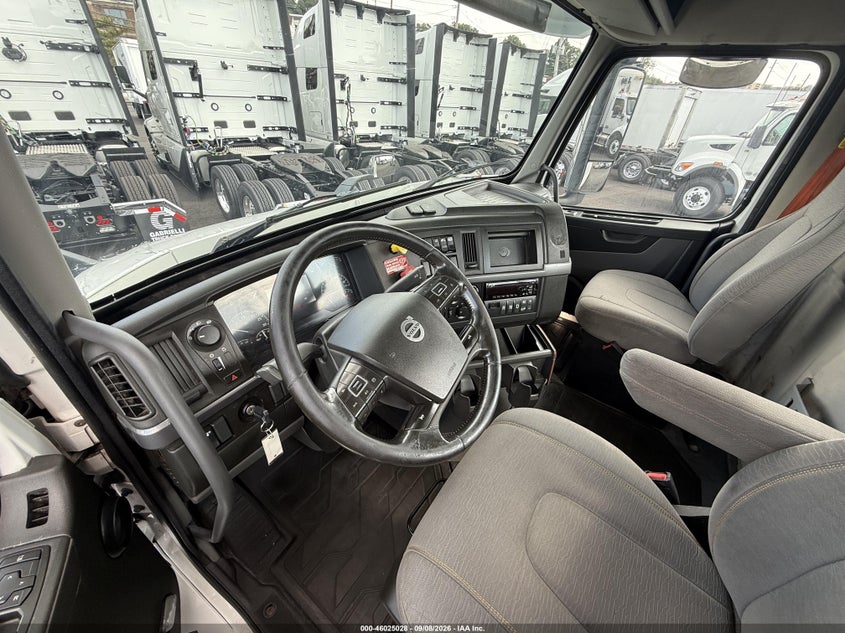 2019 VOLVO VNR64T auction photo 7