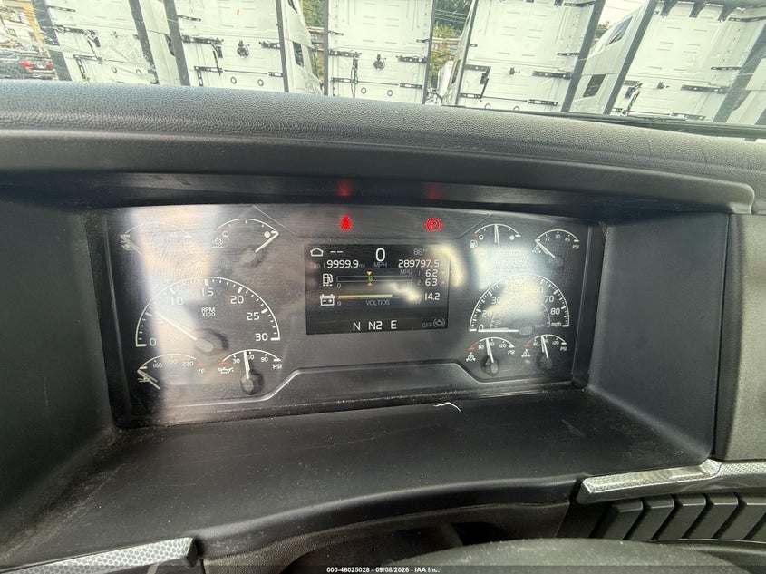 2019 VOLVO VNR64T auction photo 8