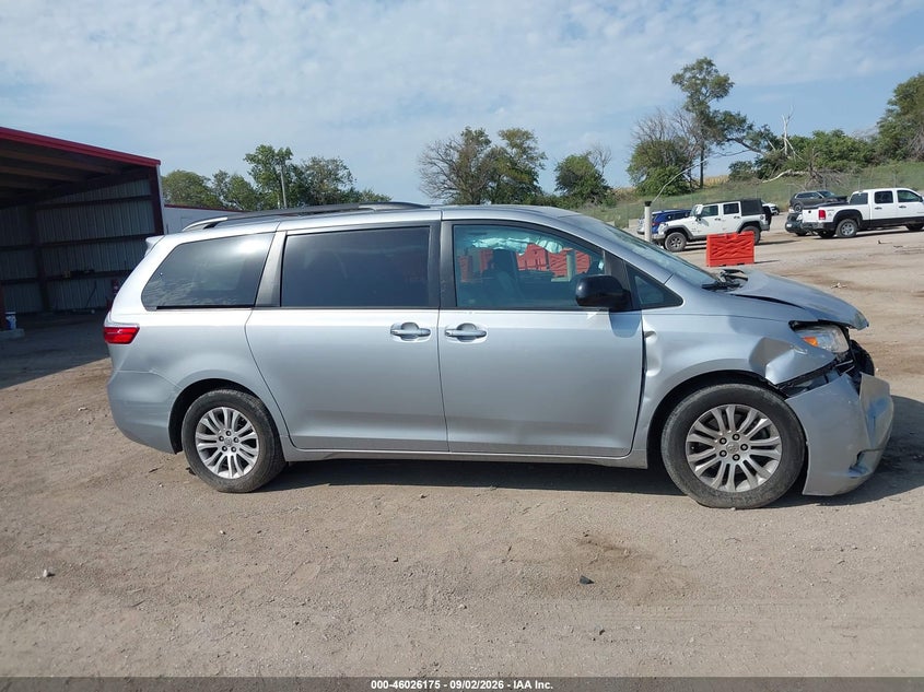 TOYOTA SIENNA - zdjęcie 13