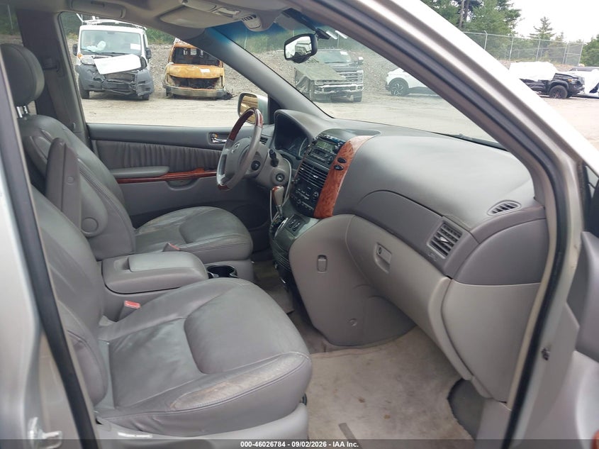 2004 TOYOTA SIENNA auction photo 5