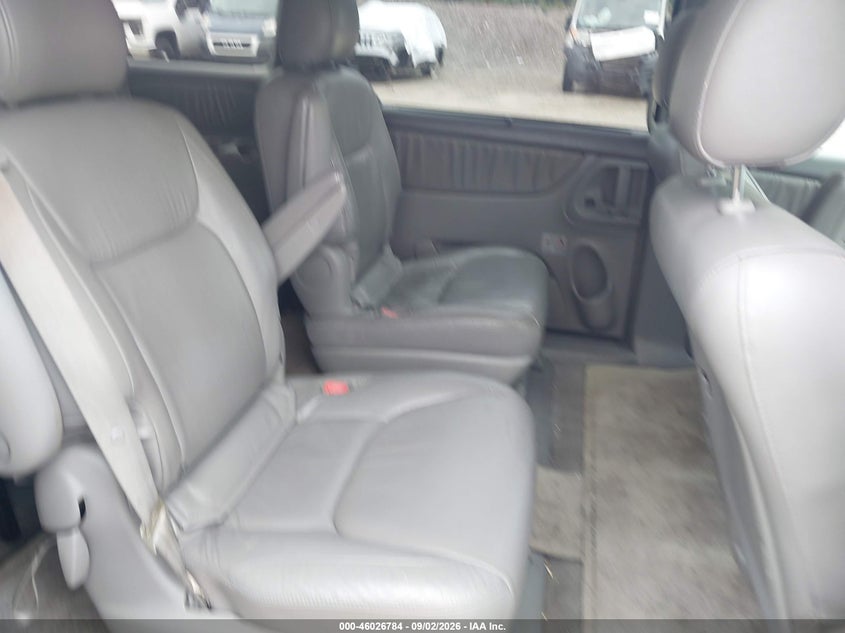 2004 TOYOTA SIENNA auction photo 8
