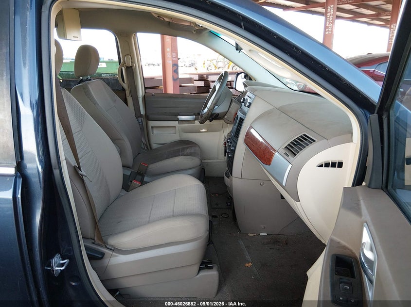 2008 CHRYSLER TOWN & COUNTRY auction photo 5