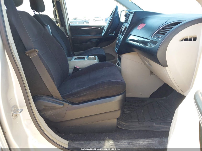 2011 CHRYSLER TOWN & COUNTRY auction photo 5