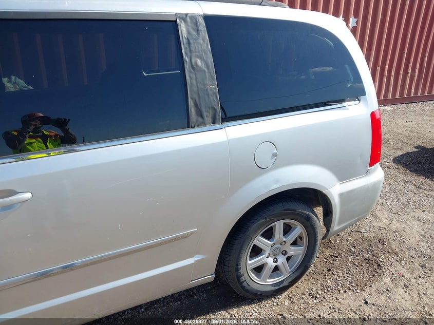 2011 CHRYSLER TOWN & COUNTRY auction photo 6