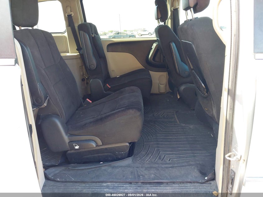 2011 CHRYSLER TOWN & COUNTRY auction photo 8