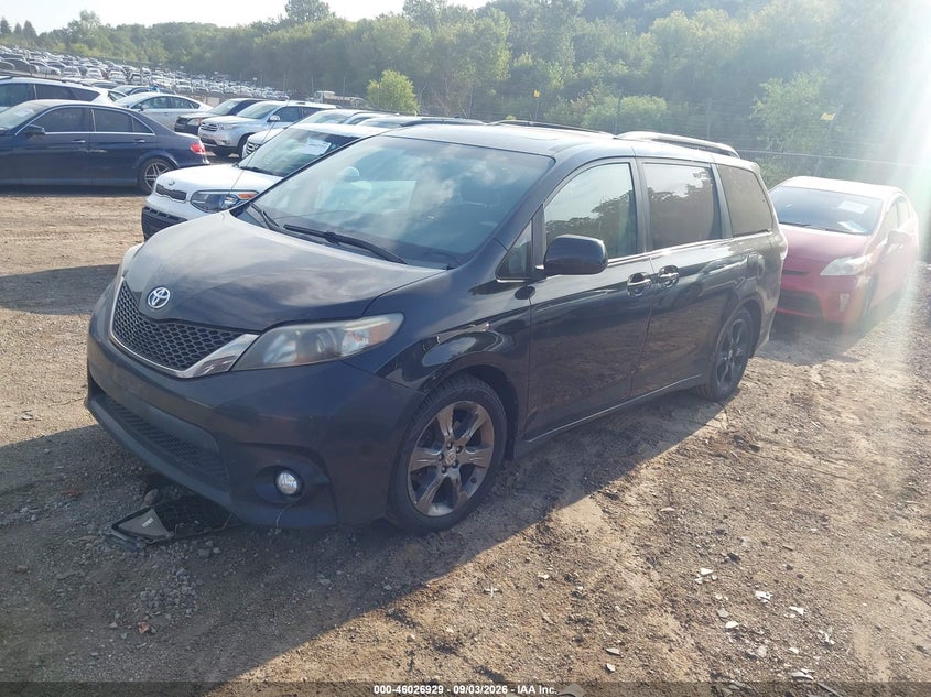 2012 TOYOTA SIENNA auction photo 2