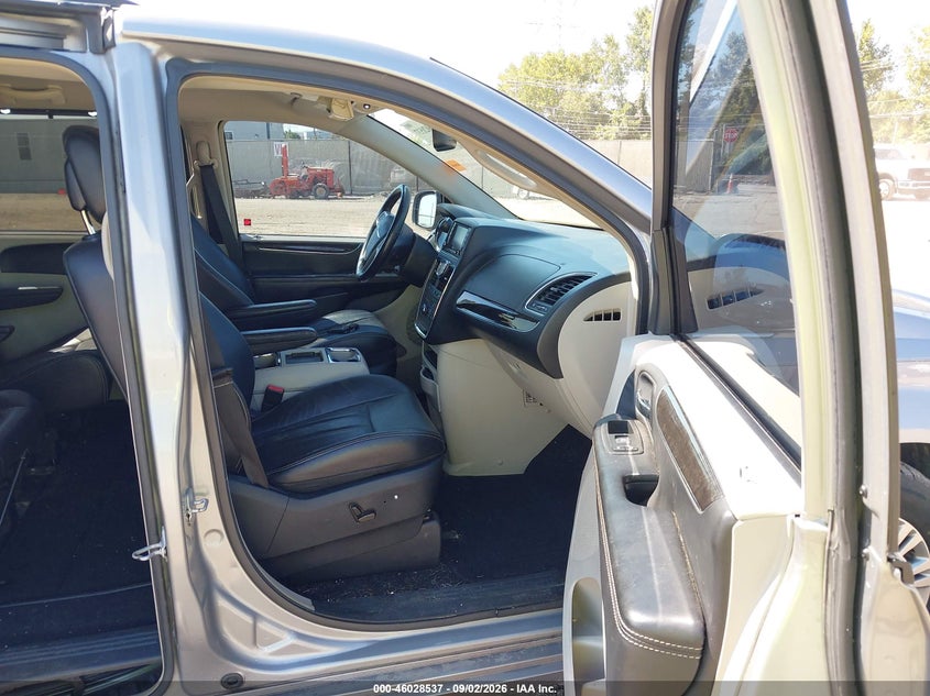 2014 CHRYSLER TOWN & COUNTRY auction photo 5