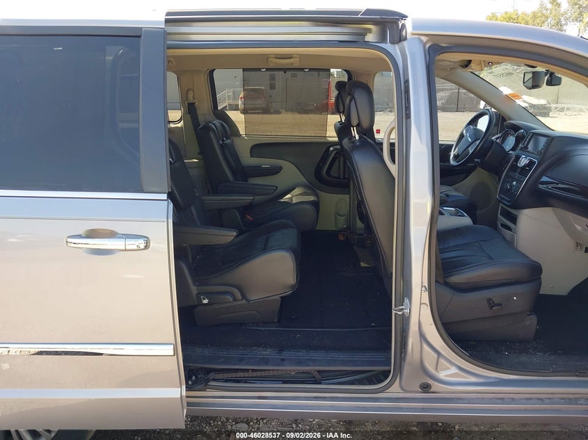 2014 CHRYSLER TOWN & COUNTRY auction photo 8