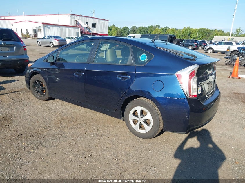 2015 TOYOTA PRIUS TWO · Фото 3