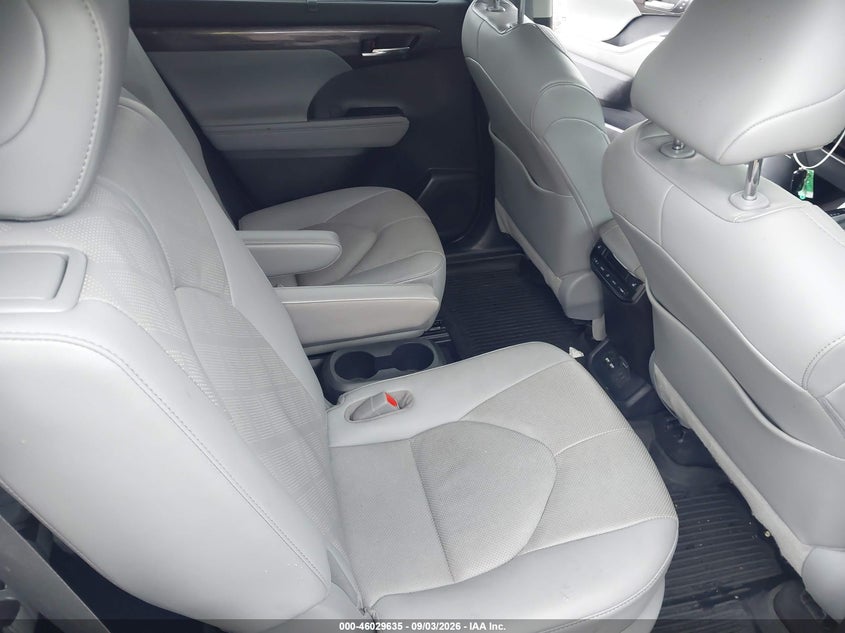 TOYOTA HIGHLANDER - zdjęcie 8