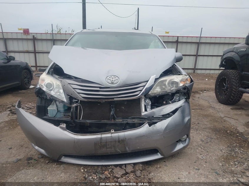 TOYOTA SIENNA - zdjęcie 12