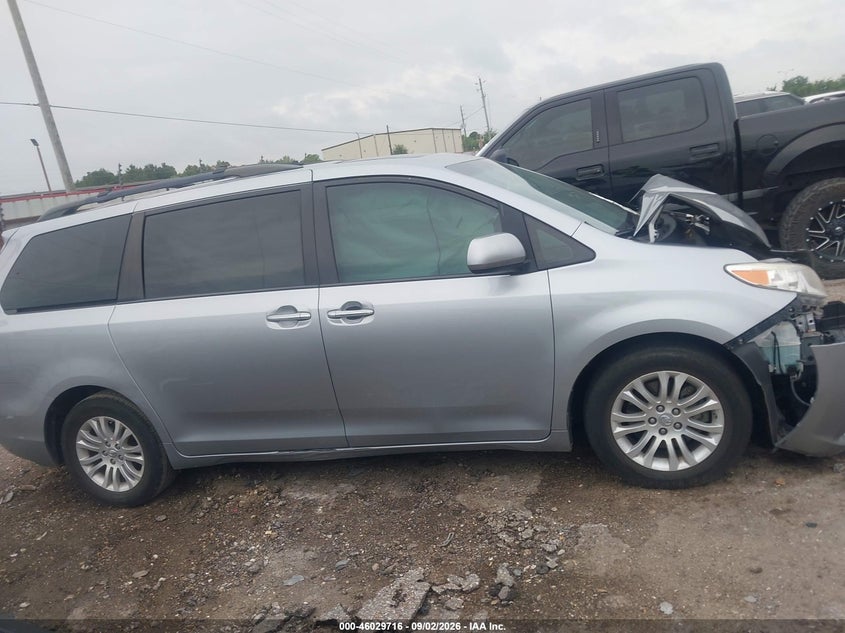 TOYOTA SIENNA - zdjęcie 13