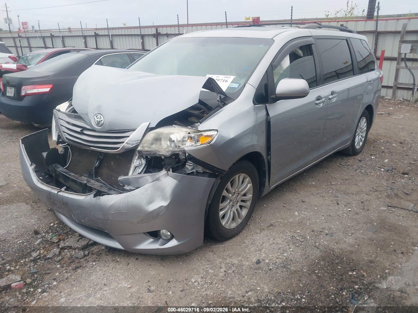 TOYOTA SIENNA - zdjęcie 2