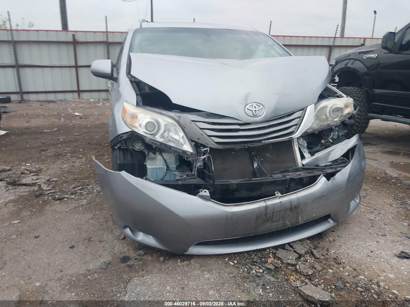 TOYOTA SIENNA - zdjęcie 6