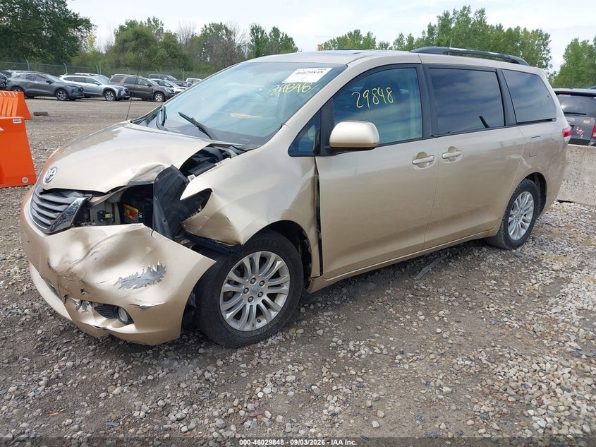 2011 TOYOTA SIENNA auction photo 2