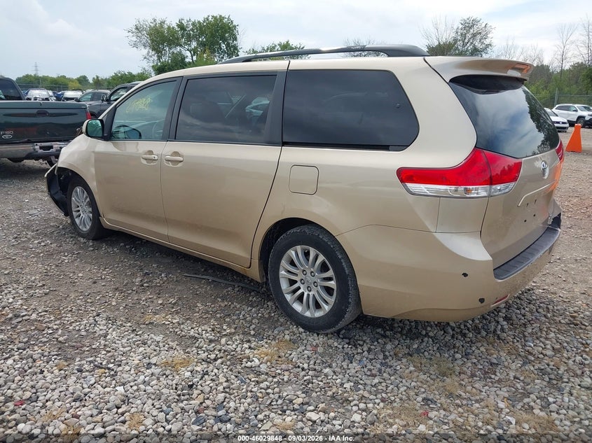 2011 TOYOTA SIENNA auction photo 3