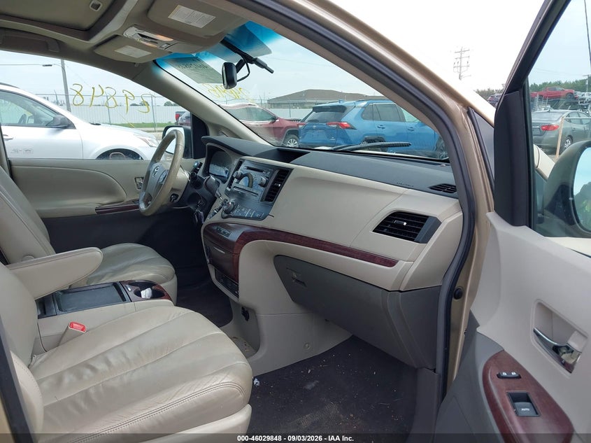 2011 TOYOTA SIENNA auction photo 5