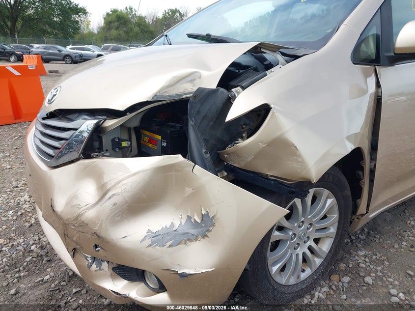 2011 TOYOTA SIENNA auction photo 6