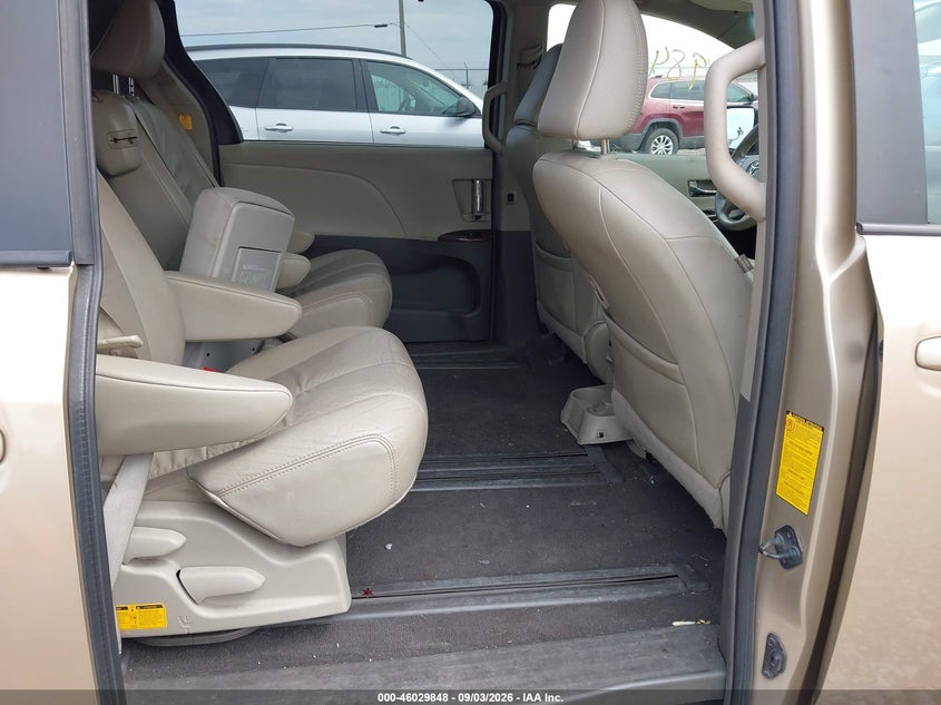2011 TOYOTA SIENNA auction photo 8