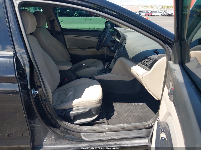 2017 HYUNDAI ELANTRA auction photo 5