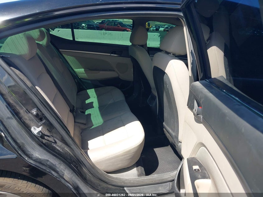 2017 HYUNDAI ELANTRA auction photo 8