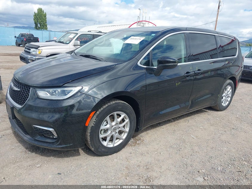 2023 CHRYSLER PACIFICA auction photo 2