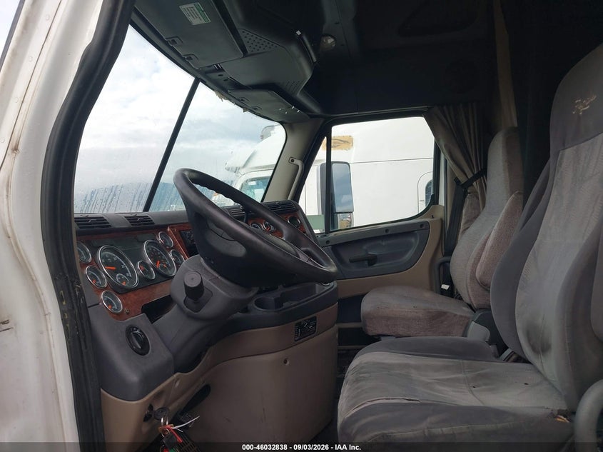 2016 FREIGHTLINER CASCADIA 125 auction photo 6