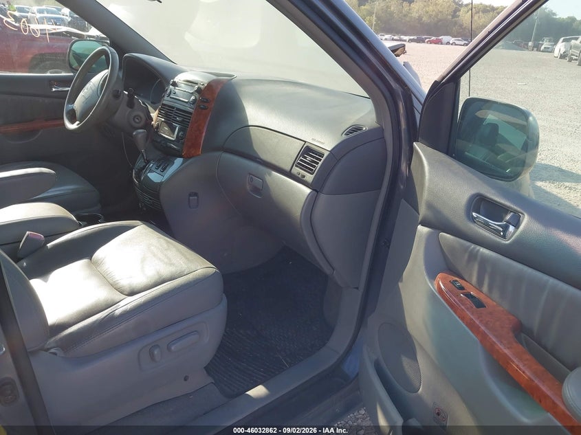 2009 TOYOTA SIENNA auction photo 5