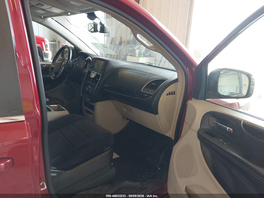 2011 CHRYSLER TOWN & COUNTRY auction photo 5